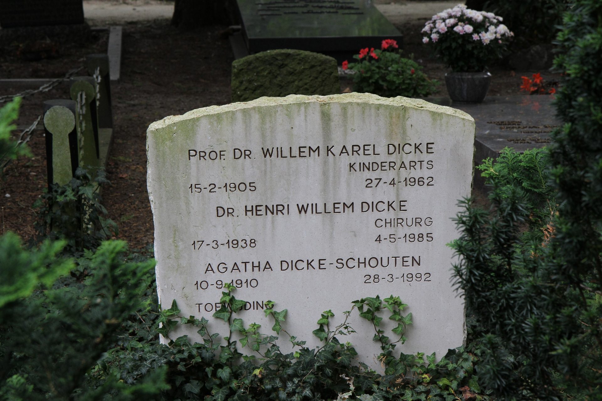 Willem%20Karel%20Dicke%27s%20tomb%2C%20Baarn%20-%2002.JPG